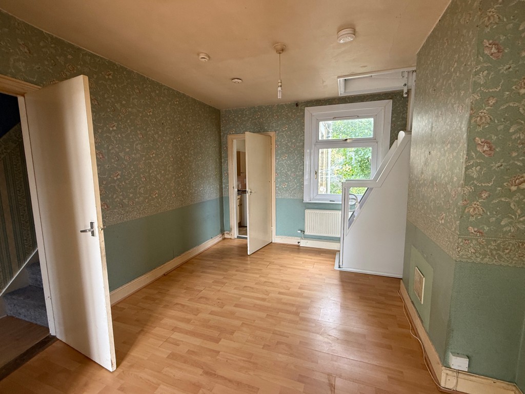 Lot: 98 - HOUSE IN NEED OF IMPROVEMENT - Dining Room in House in Need of Improvement